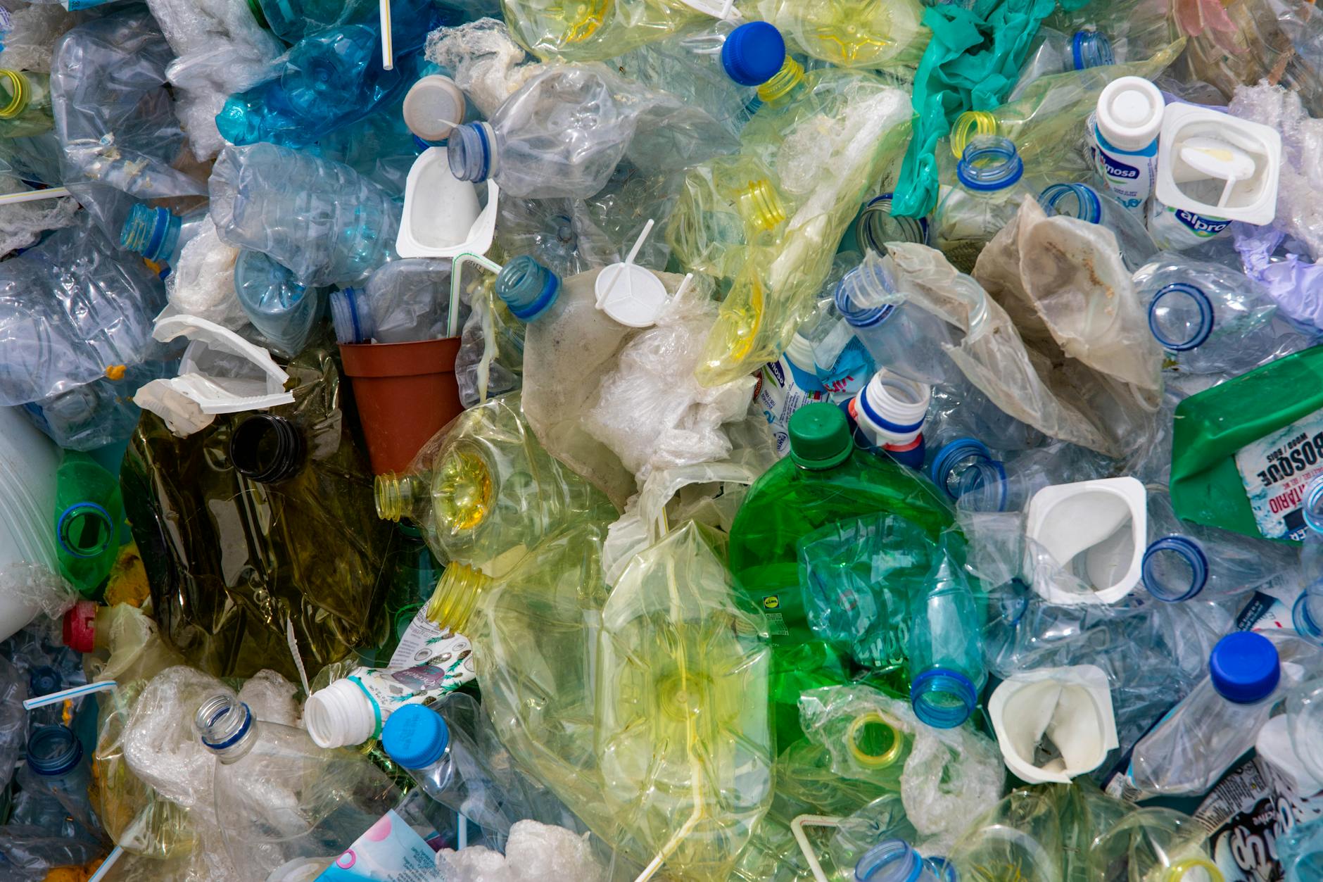 Stos plastikowych odpadów przeznaczonych do recyklingu