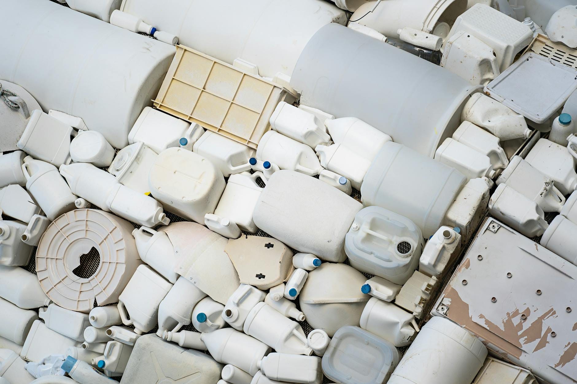 Stos plastikowych pojemników przeznaczonych do recyklingu