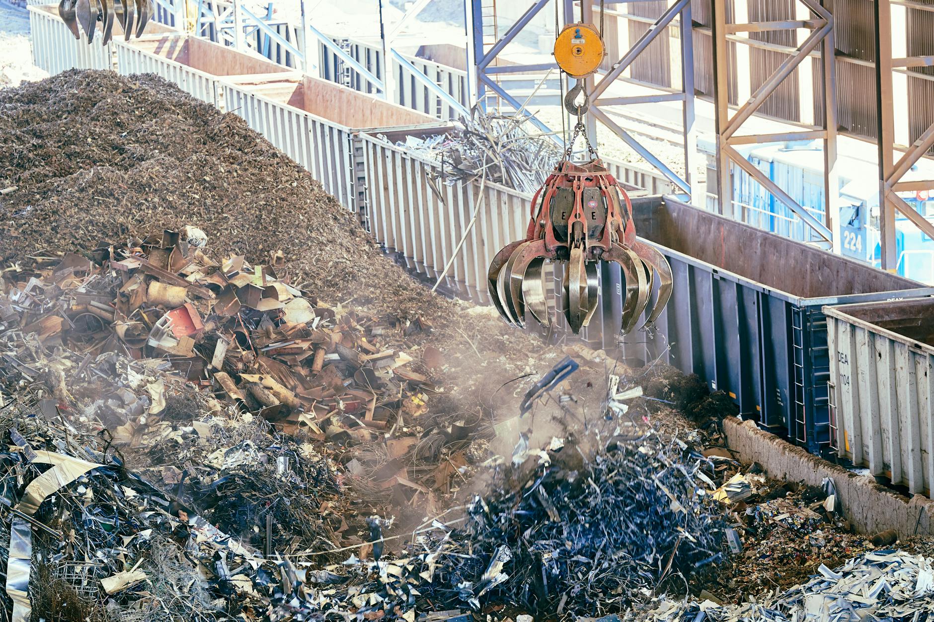 Przeróbka złomu przez ciężkie maszyny w zakładzie recyklingu
