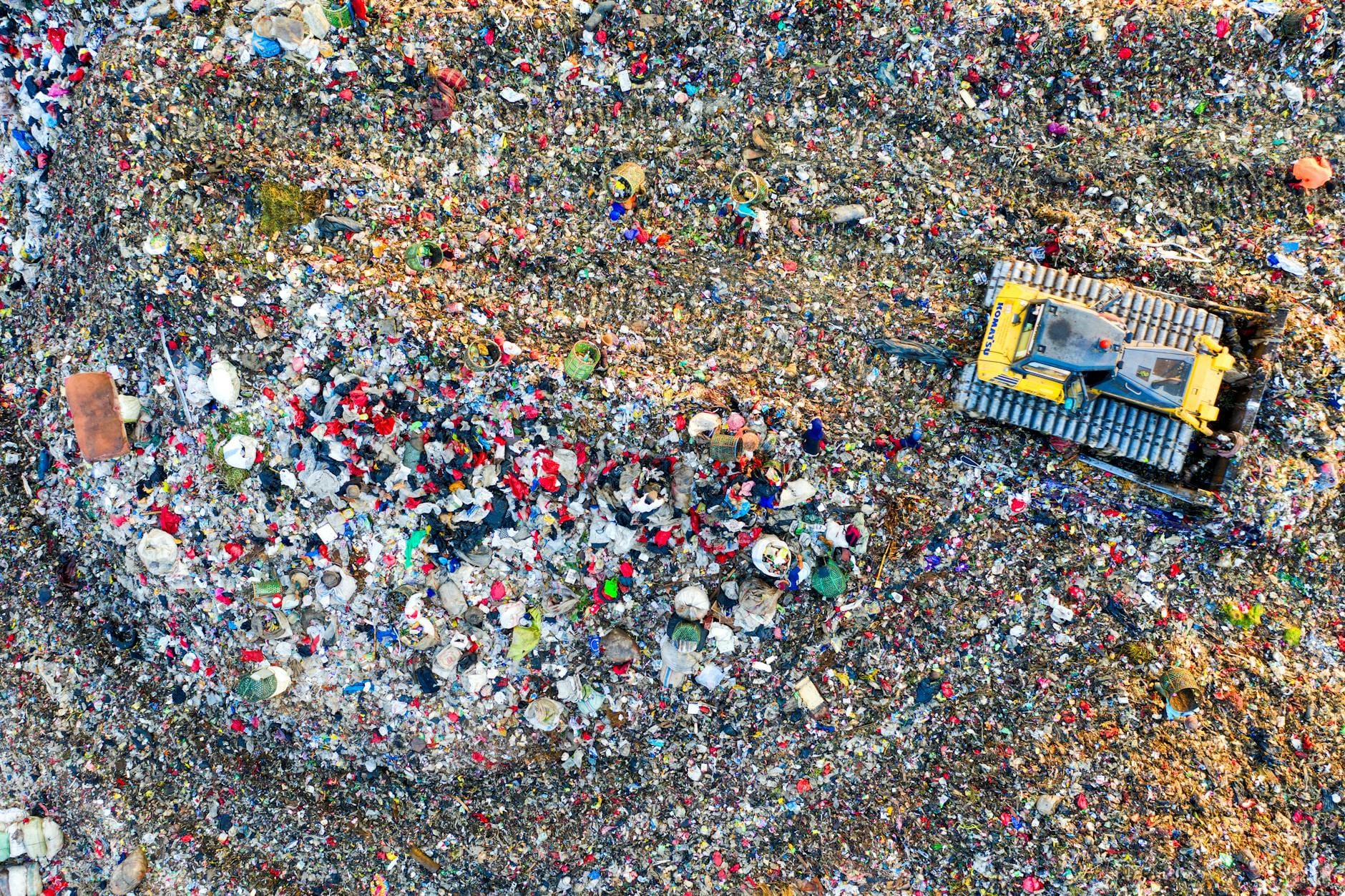 Widok z lotu ptaka na rozległe składowisko odpadów z maszynami