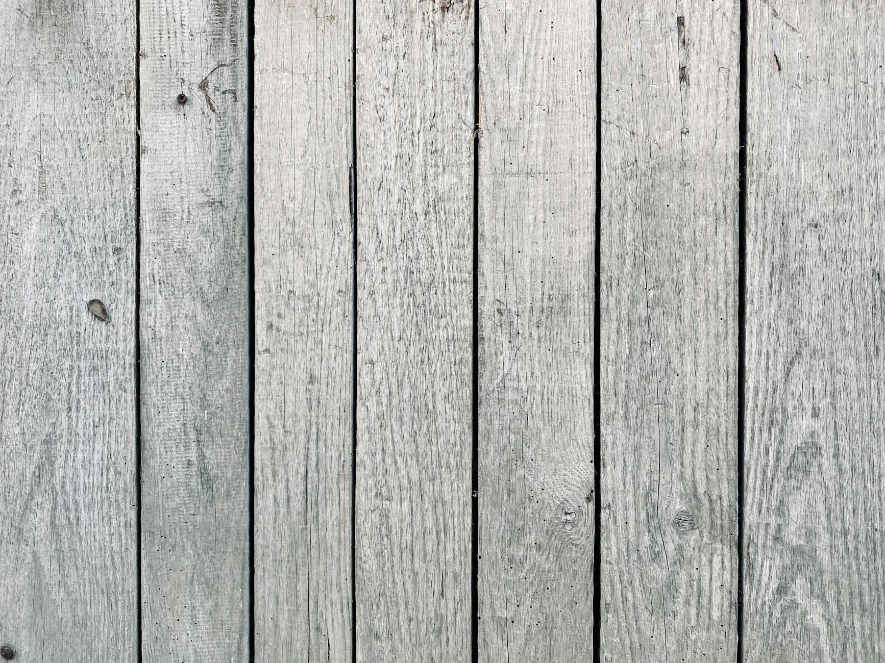 Zbliżenie na zużyte panele drewniane o chropowatej, postarzanej fakturze