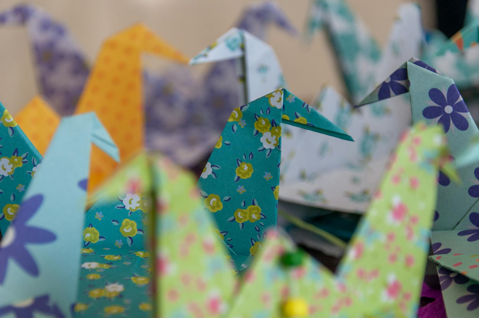 Kolorowe żurawie origami z wzorzystego papieru w zbliżeniu
