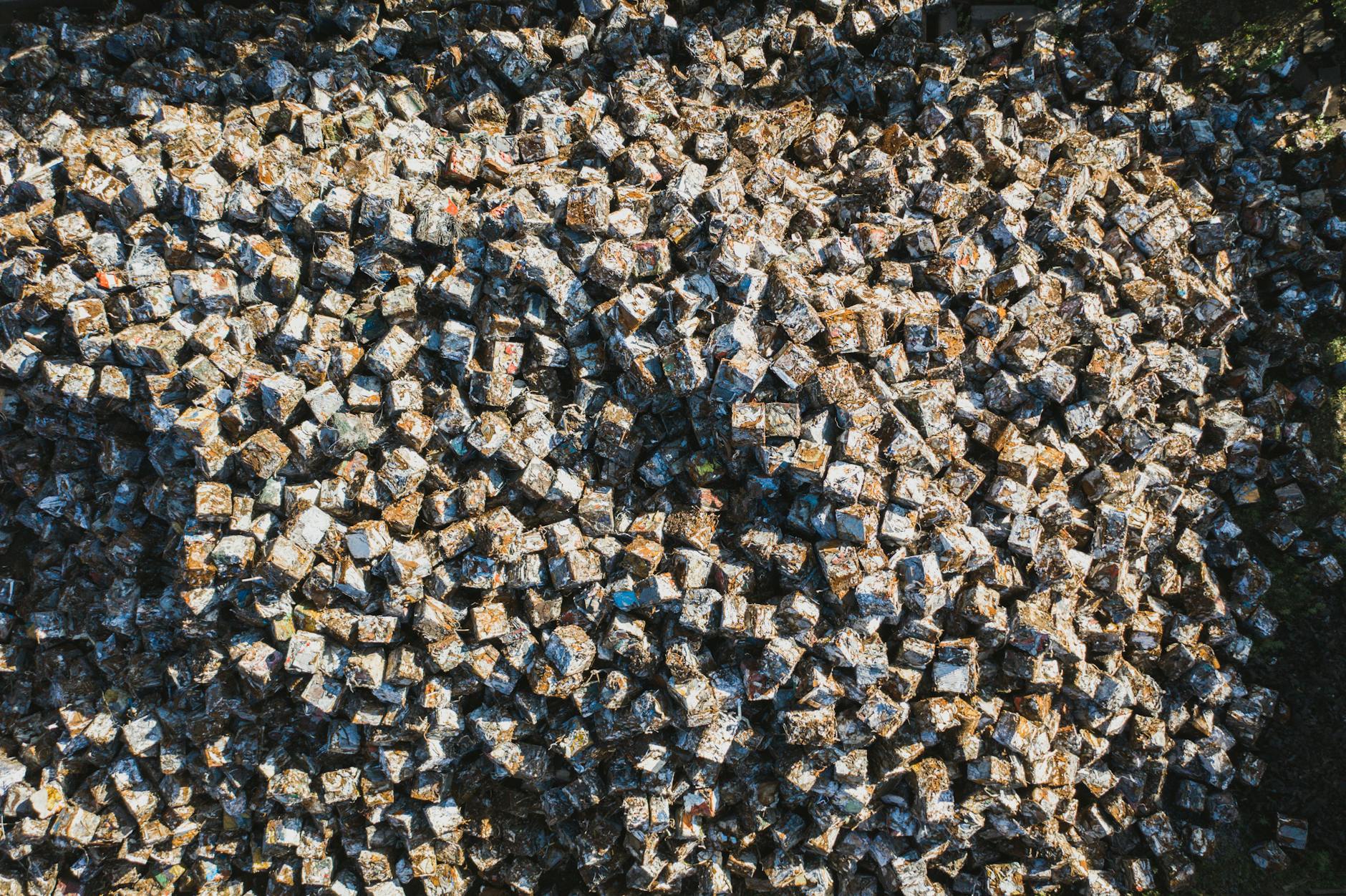 Kostki złomu metalowego z lotu ptaka na terenie zakładu recyklingu