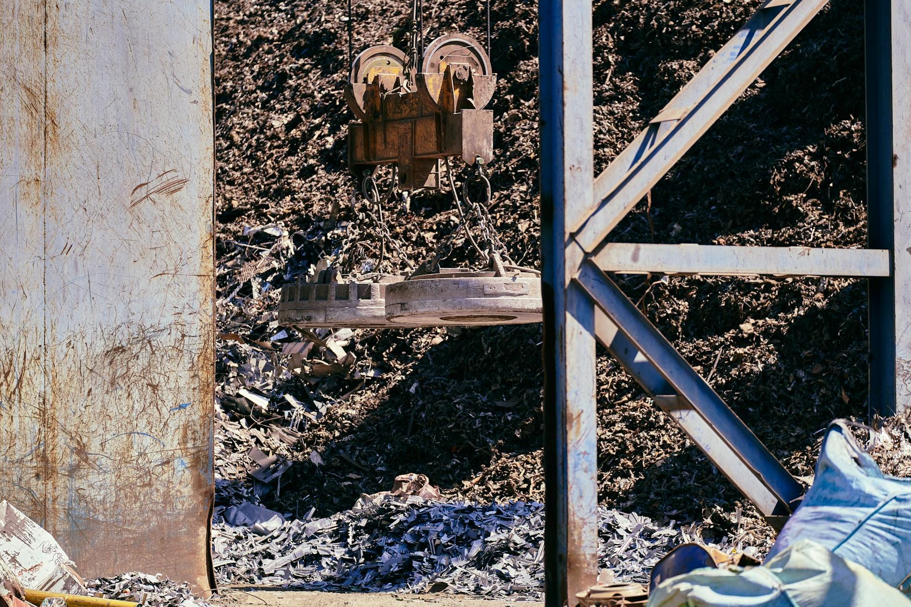 Magnetyczny dźwig sortujący złom metalowy na industrialnym złomowisku