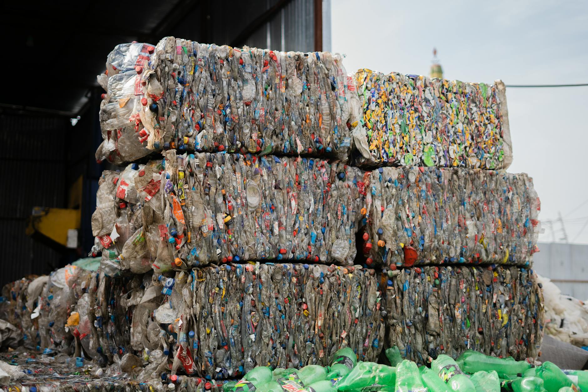 Sprasowane plastikowe butelki ułożone w bele w zakładzie recyklingu