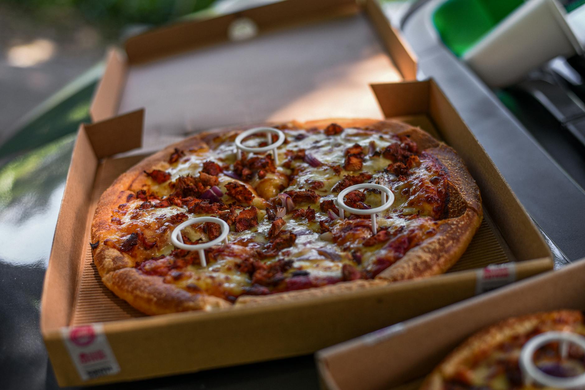 Świeżo upieczona pizza w otwartym kartonie z tektury