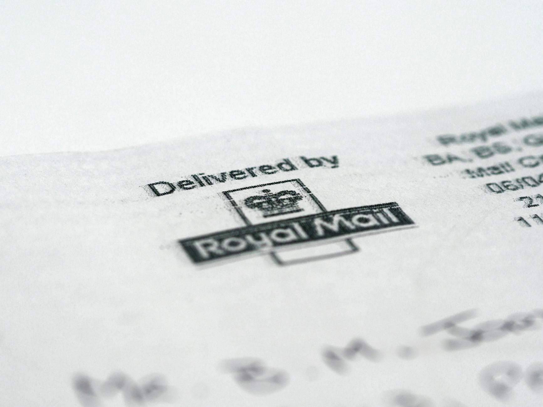 Zbliżenie na znaczek Royal Mail na dokumencie firmowym