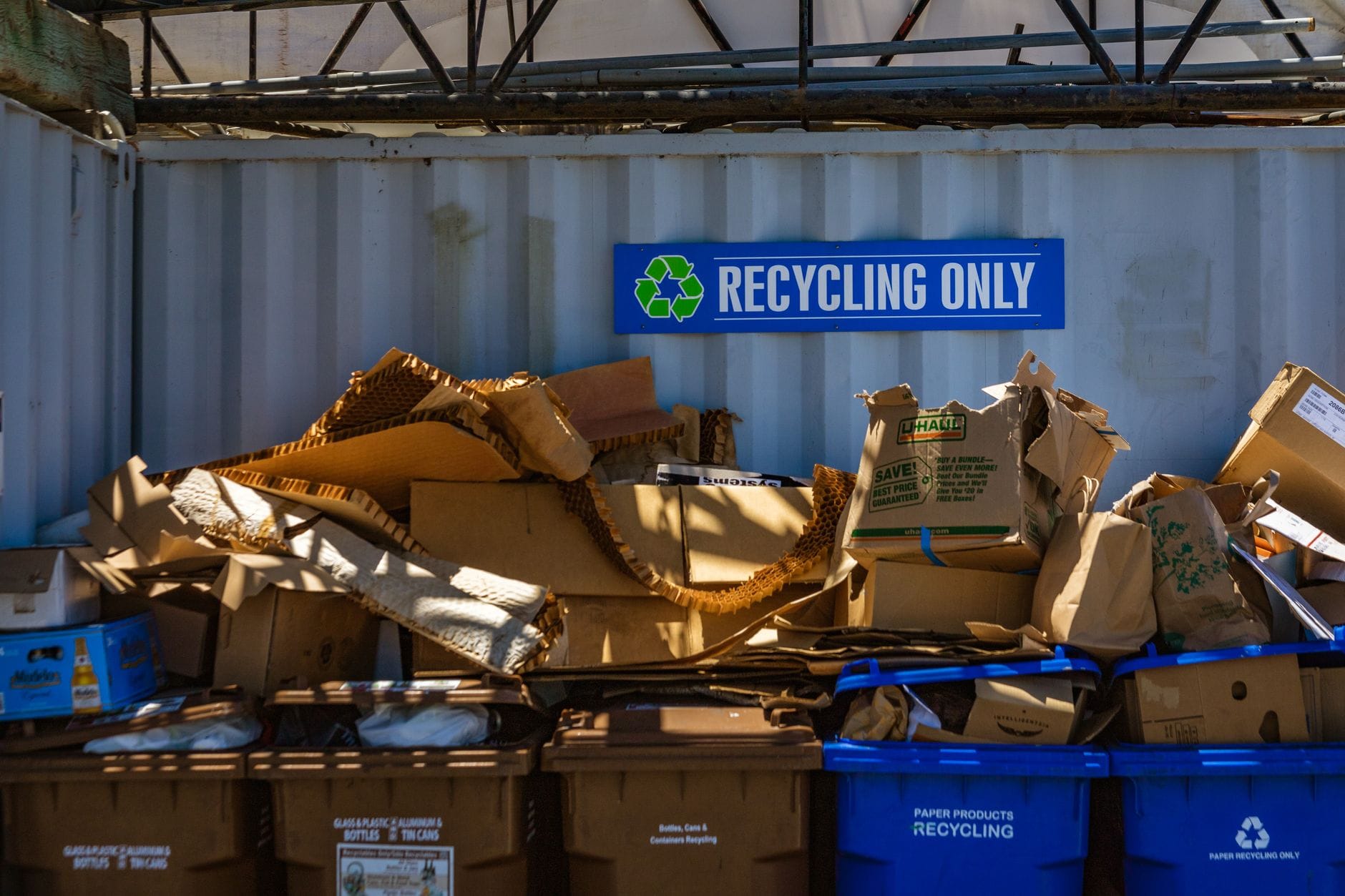 Strefa recyklingu z kartonami i makulaturą w punkcie zbiórki