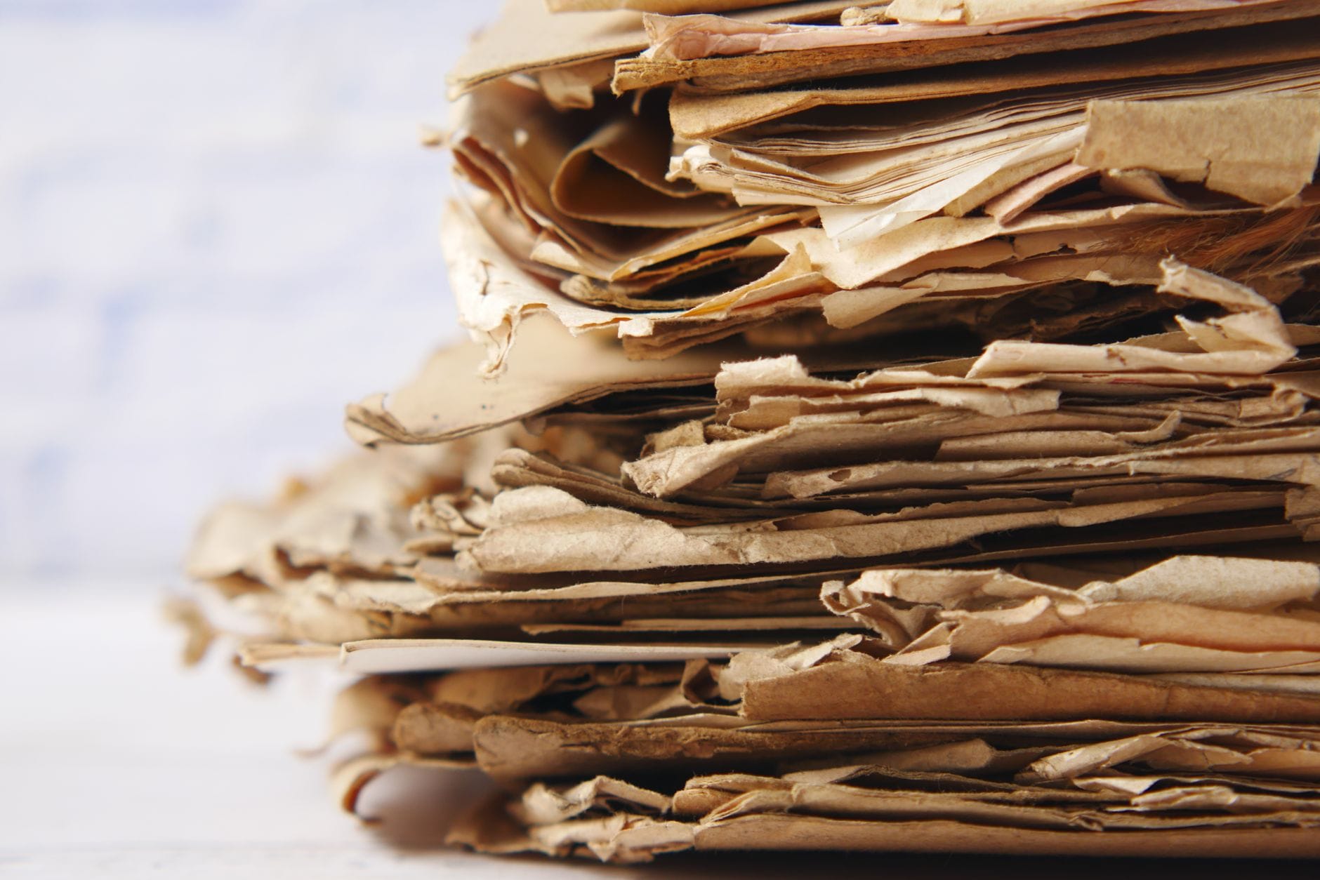 Pomięte brązowe kartki papieru z bliska, nadające się do recyklingu