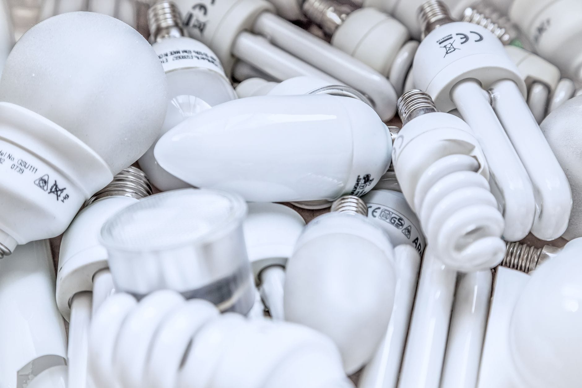 Stos zużytych energooszczędnych żarówek i świetlówek różnych typów
